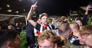 Grimsby mở tiệc xuyên đêm sau chiến thắng trước MU