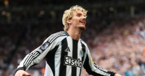 Woltemade "thả thính" gái xứ Geordie